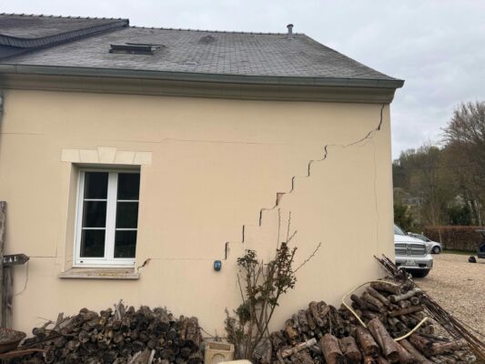 Fissure en escalier dans un mur en parpaing