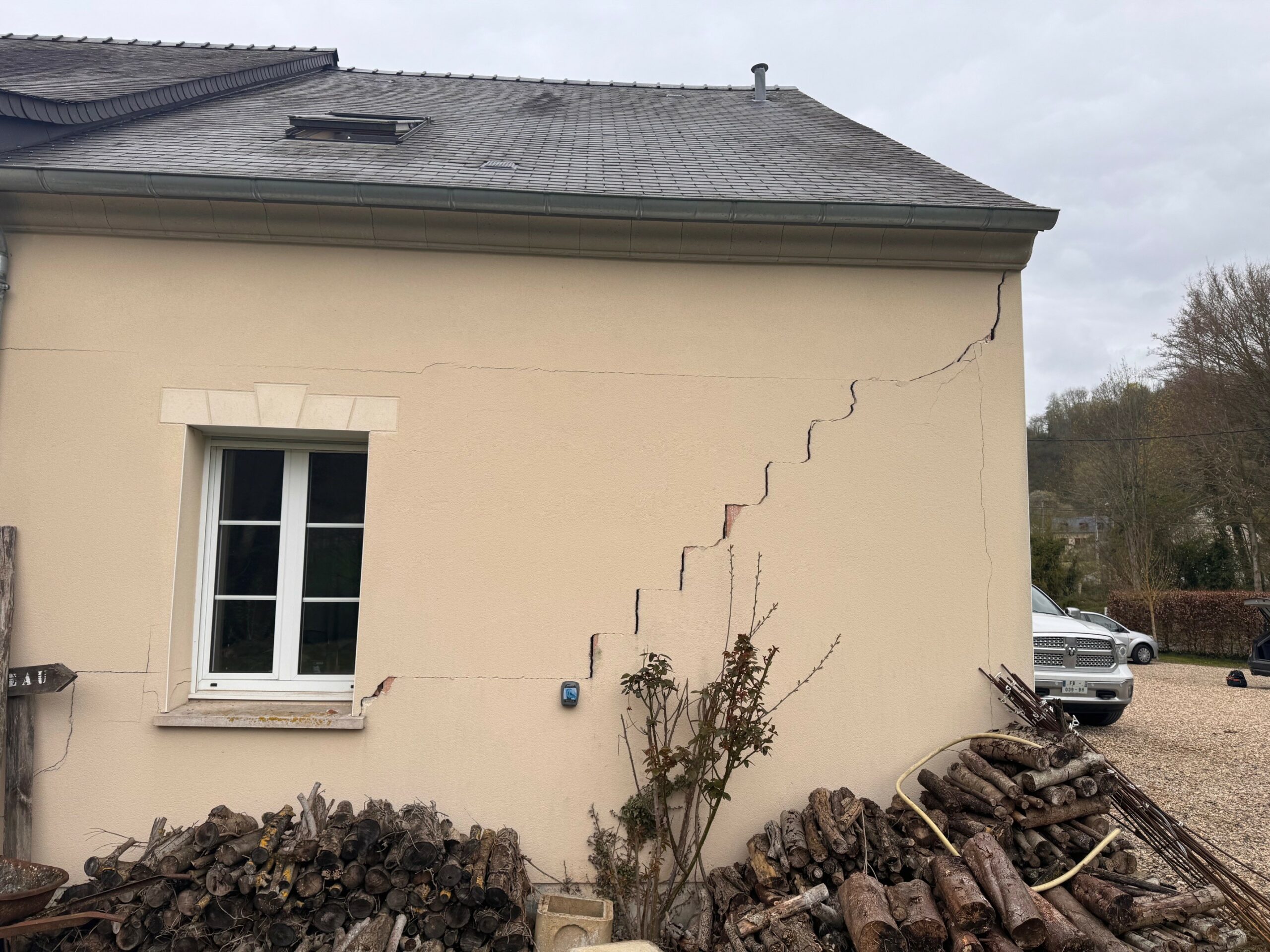 Fissure en escalier dans un mur en parpaing